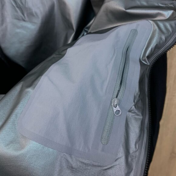 Arc’teryx Beta Series Beta LT Hooded Hardshell Jacket - Picture 8 of 10